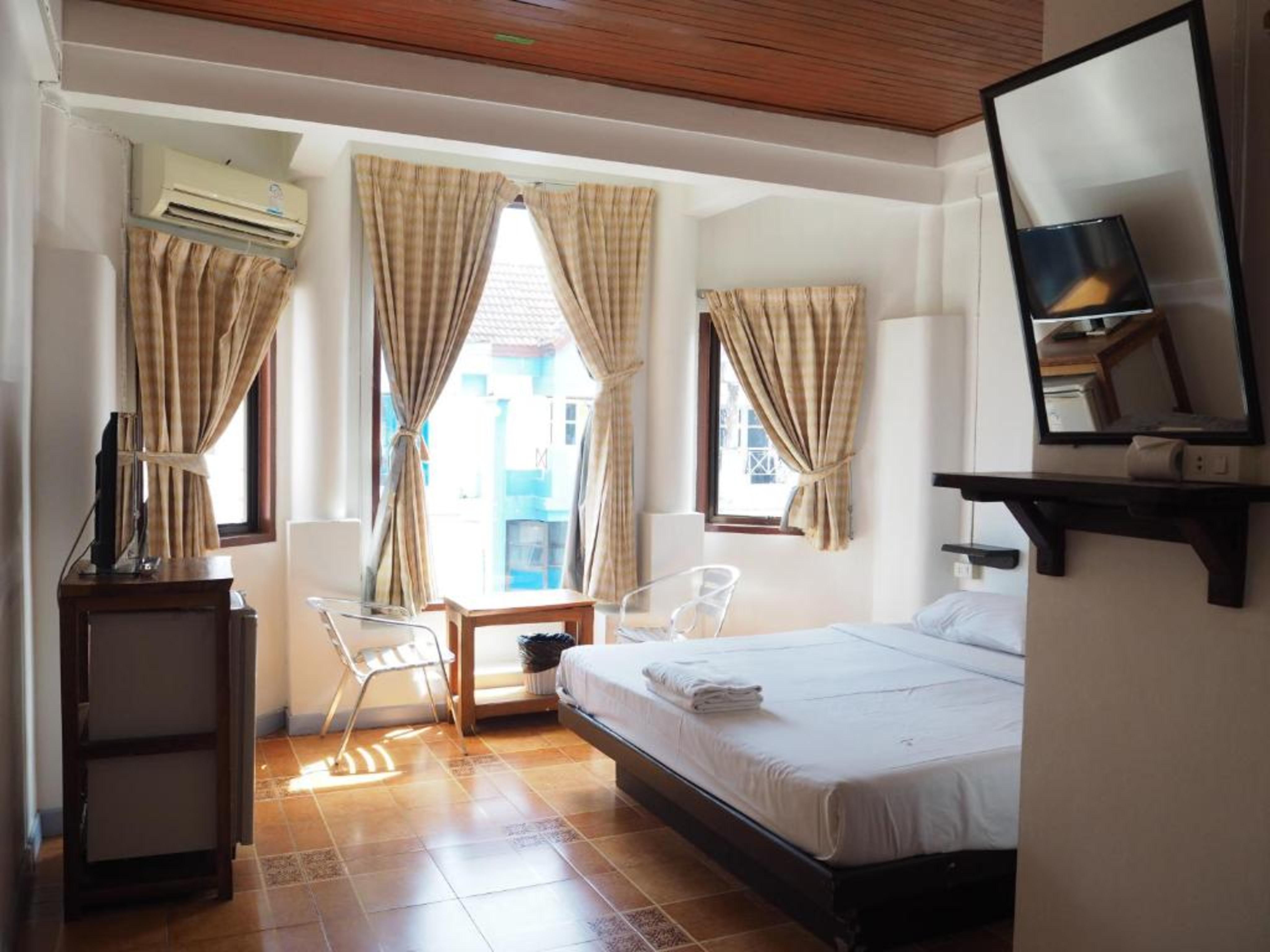 Relax Guesthouse Patong Екстериор снимка