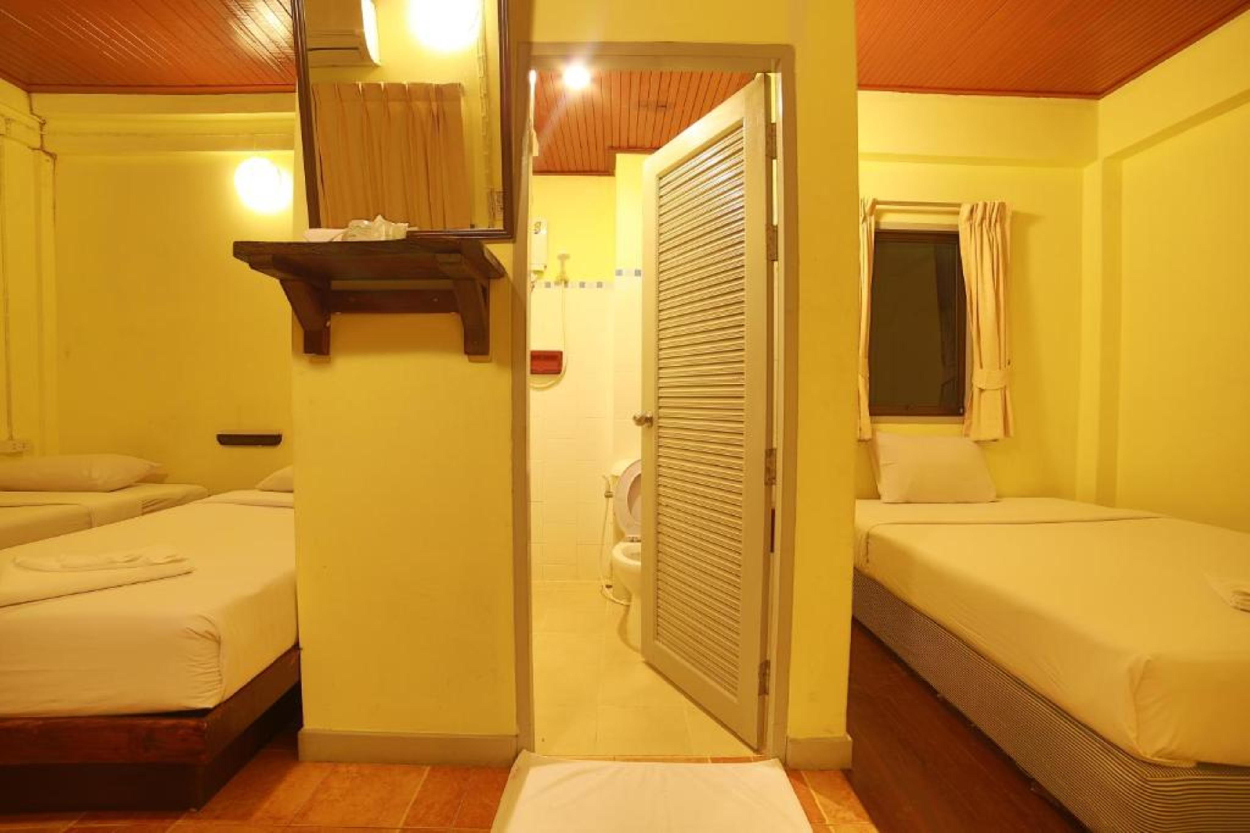 Relax Guesthouse Patong Екстериор снимка