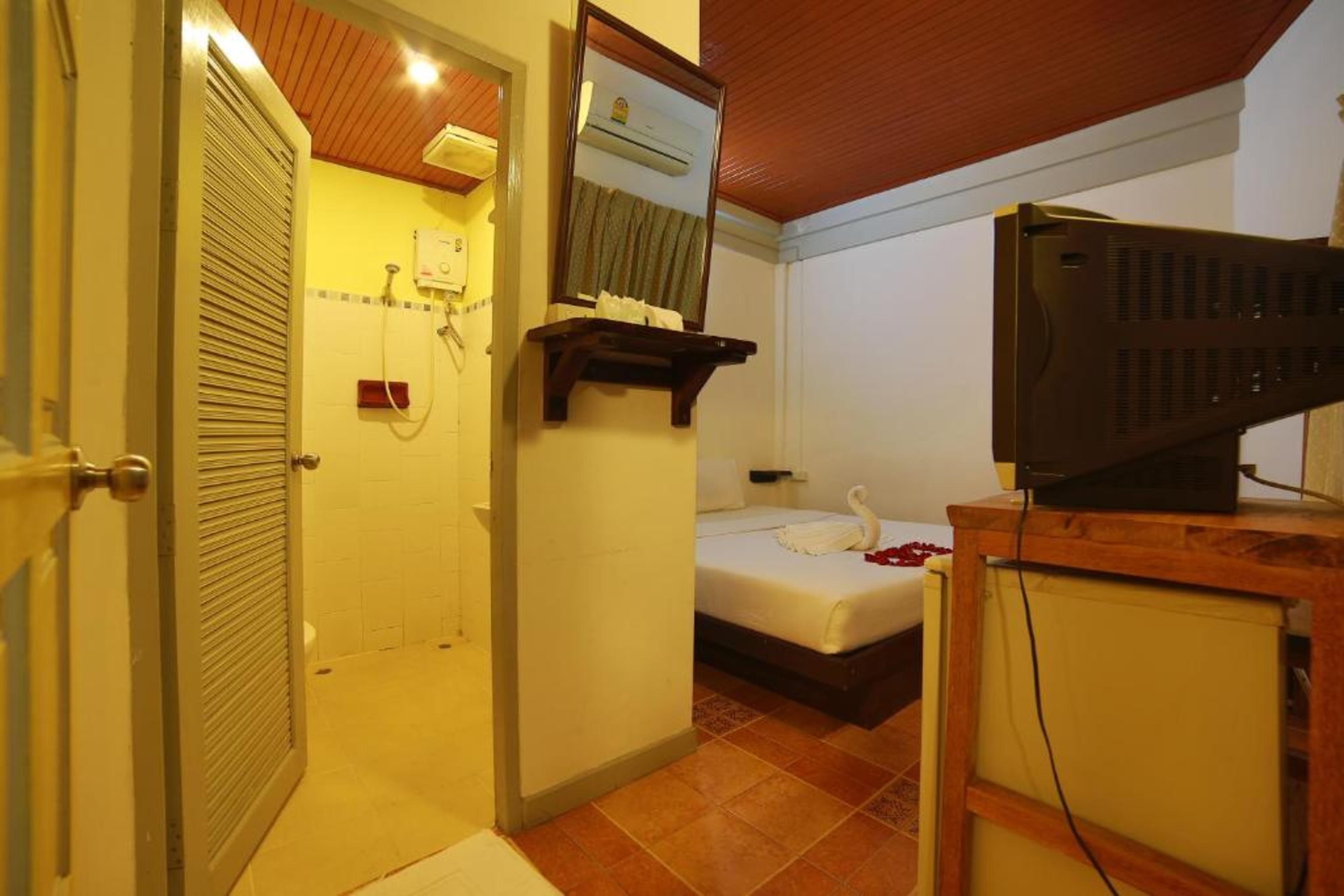 Relax Guesthouse Patong Екстериор снимка